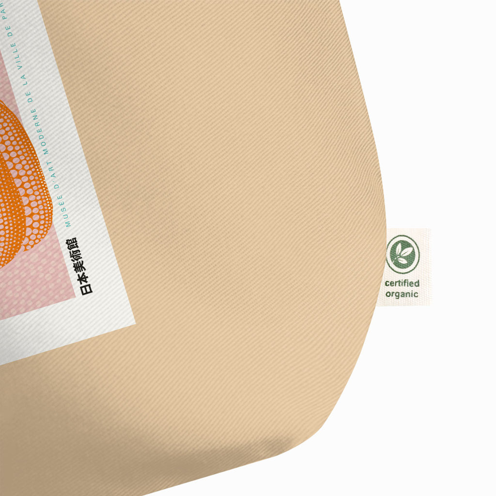 Organic Cotton Tote Bag – Yayoi Kusama (Pumpkin 01) – Lifestyle-Foto im Gebrauch